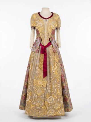 Traje de Fallera con Delantal y Manteleta