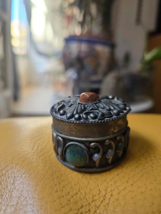 Cajita metálica labrada con piedras