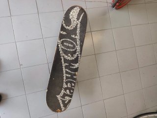 Monopatín con diseño de calaveras