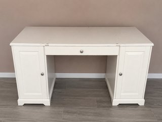 Escritorio blanco amplio de madera