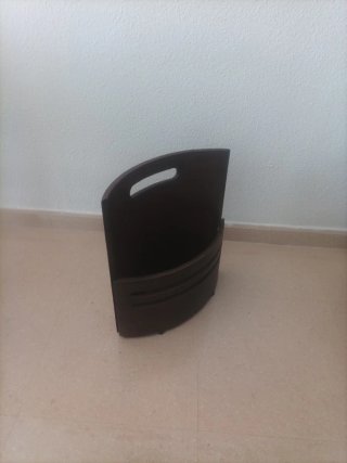 Revistero de madera oscuro