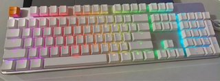 Teclado mecânico com layout QWERTY (ANSI) e ilumin
