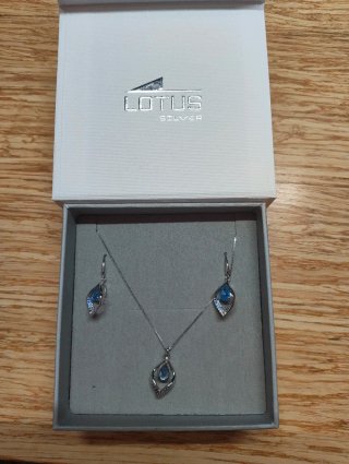 Conjunto Lotus Silver collar y pendientes