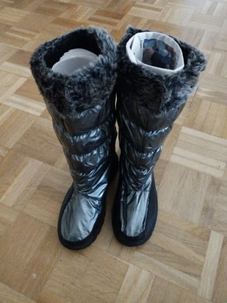 Botas de nieve plateadas y negras