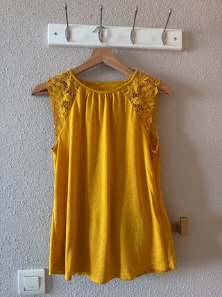 Camiseta amarilla con encaje talla M