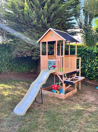 Casita madera infantil con tobogán y arenero
