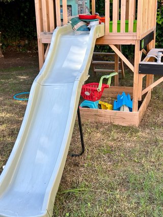 Casita madera infantil con tobogán y arenero