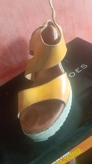 Sandalias cuña mostaza plataforma yute