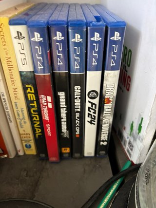 PlayStation 5 con 2 DualSense y 6 giochi