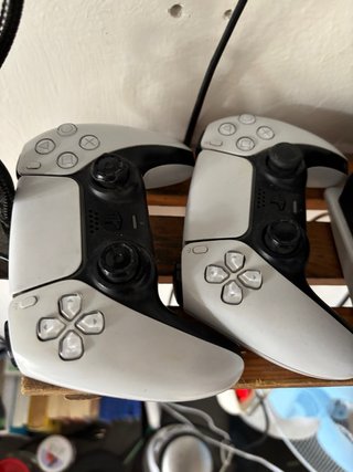 PlayStation 5 con 2 DualSense y 6 giochi
