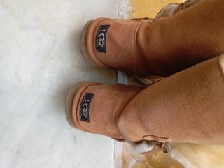 Stivaletti UGG marroni segni di acqua su uno stiva