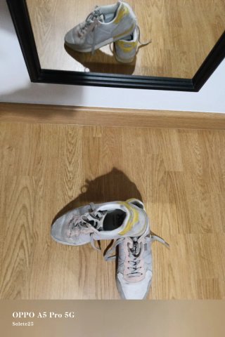 Zapatillas grises y amarillas