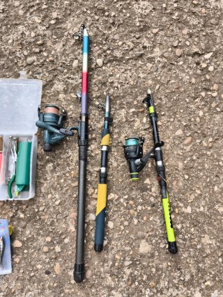 Lote de Pesca: 2 Cañas y Caja de Accesorios