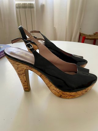 Zapatos de tacón Bata charol negro