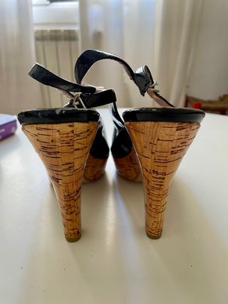 Zapatos de tacón Bata charol negro