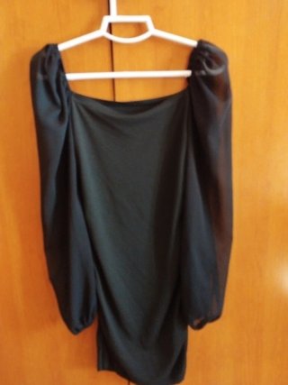 Vestido negro manga abullonada