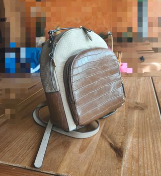 Mochila Beige y Marrón, con poco uso.