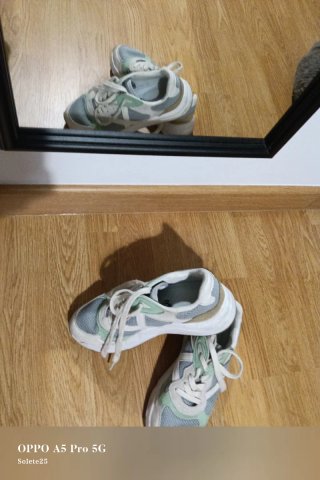 Zapatillas deportivas verdes y blancas