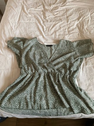 Blusa Shein floral verde y blanco