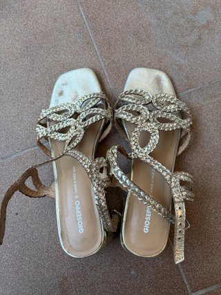 Sandalias doradas Gioseppo tacón medio