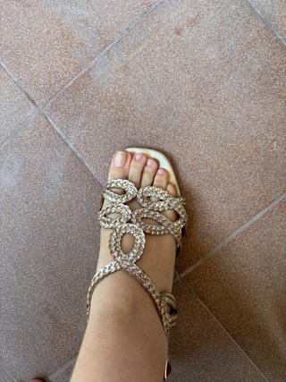 Sandalias doradas Gioseppo tacón medio