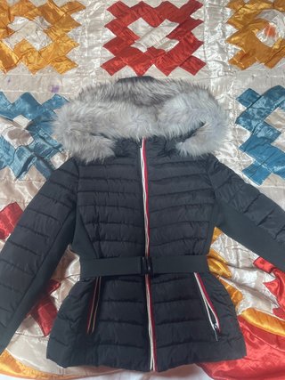 Giacca nera con cappuccio e pelliccia taglia S