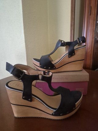 Cuñas Gioseppo Negras Talla 40 nuevas comoletcompl