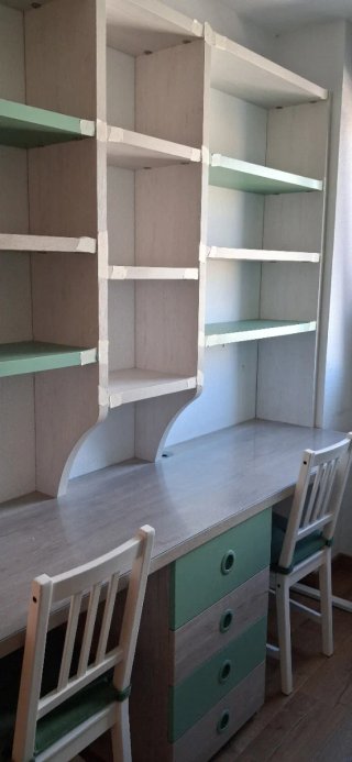 Escritorio con mesa de trabajo y dos sillas.