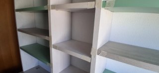 Escritorio con mesa de trabajo y dos sillas.