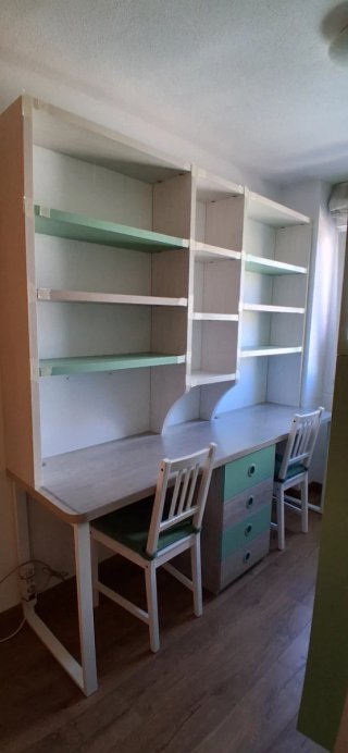 Escritorio con mesa de trabajo y dos sillas.