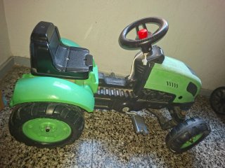 Tractor de pedales para niños