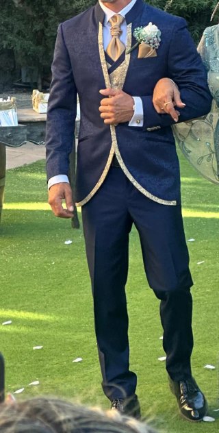 Traje de Novio Príncipe Azul y Dorado