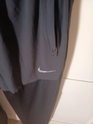 Pantalón running Nike Essential mujer gris