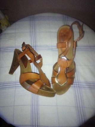 Sandalias de Piel con Tacón
