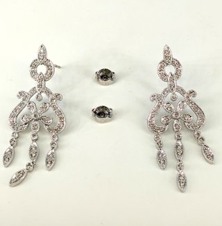 Pendiente oro blanco de 18k circonitas, 7.31 g.
