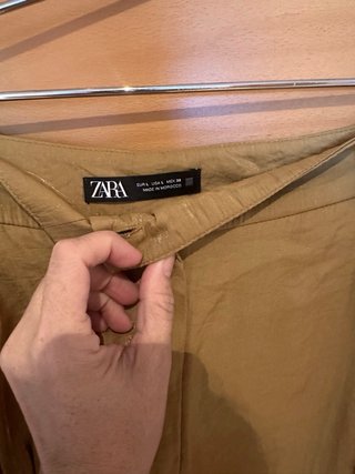Pantalón fluido dorado mostaza efecto tipazo