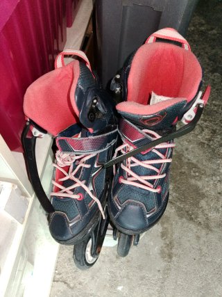 Patines en línea azul y rojo