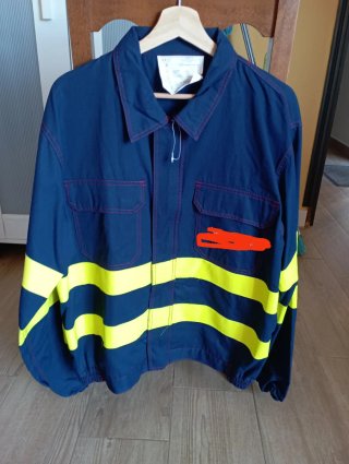 Camiseta de electricista azul con detalles amarill