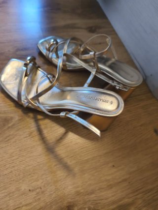 Sandalias doradas Stradivarius talla 39