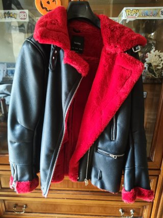 Cazadora Bershka Negra y Roja