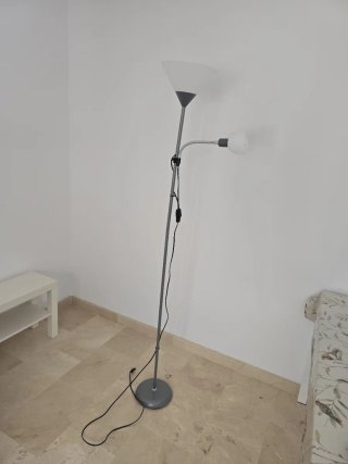 Lámpara de pie gris y blanca.