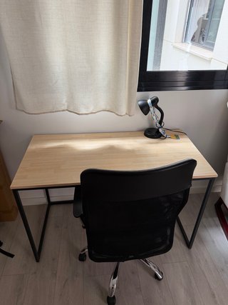 Mesa de escritorio y silla. Medida mesa: 60x120