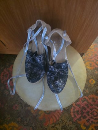 Sandalias con cuña y lazada talla 36