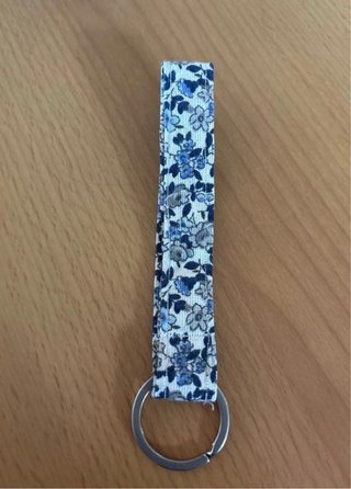 Llavero de tela con estampado floral hecho a mano