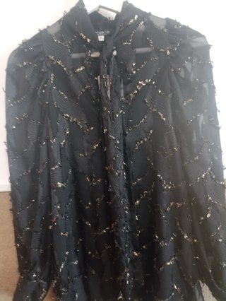 Camisa Negra con Detalles Dorados Talla M