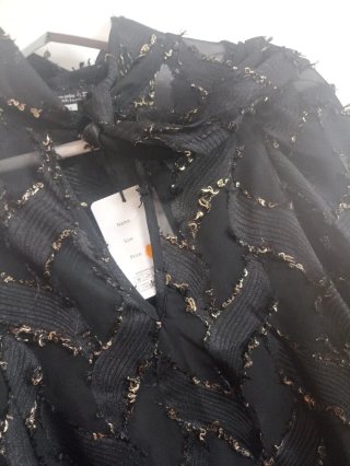 Camisa Negra con Detalles Dorados Talla M