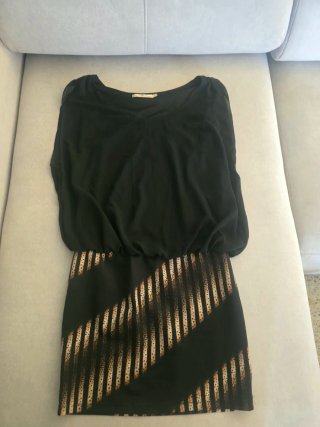 Vestido negro con estampado de rayas
