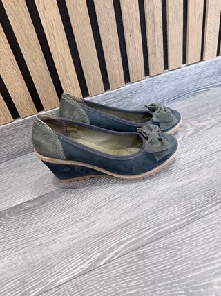Zapatos planos verdes con lazo