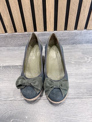 Zapatos planos verdes con lazo