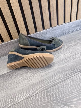 Zapatos planos verdes con lazo